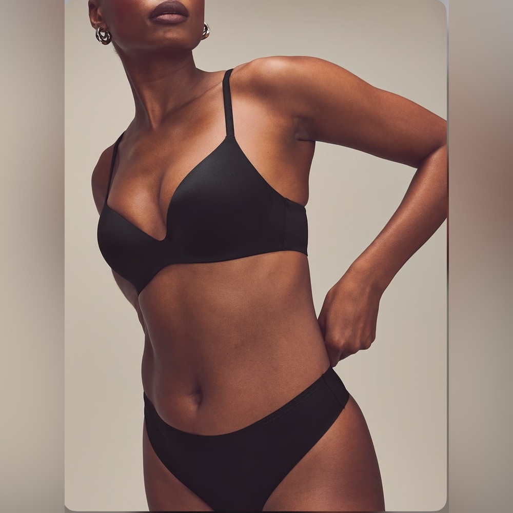 Victoria Secret FlexFactor Lightly Lined Plunge Bra